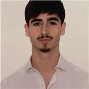 Joven estudiante comprometido con conocimientos sobre diferentes materias